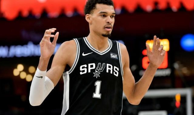 开云APP-数据全面缩水 三分疯狂打铁！二年级的文班撞墙了？